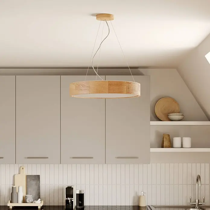 Envostar Pendelleuchte Kerio - L x B x H: 47 x 47 x 136 cm, eiche, satiniert, E27 - Runde Pendelleuchte aus Holz mit weißem Diffusor, hängt über einer Küchentheke.
