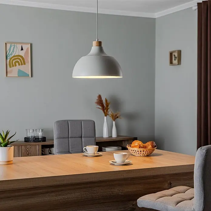 Envostar Pendelleuchte Kaitt - L x B x H: 34 x 34 x 170 cm, creme / amber, beige, holz hell, E27 - Graue Pendelleuchte mit Holzdetails beleuchtet einen modernen Esstisch.