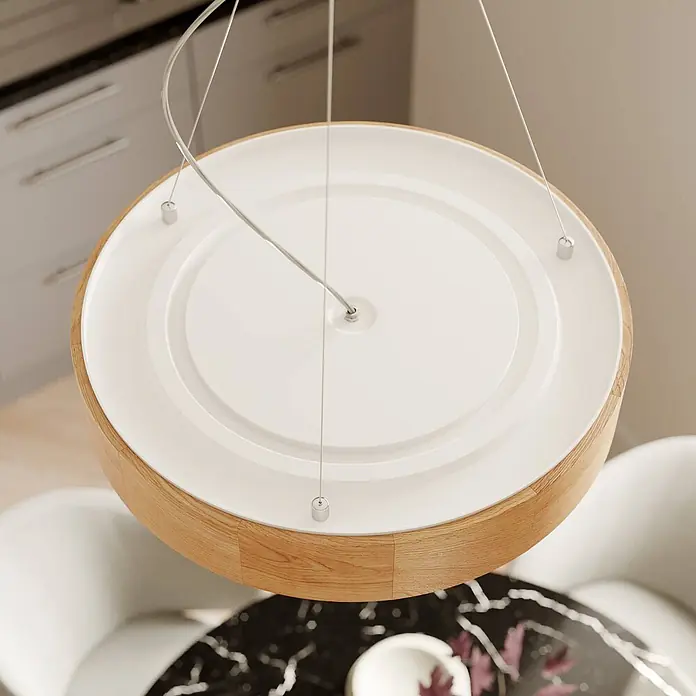 Envostar Pendelleuchte Kerio - L x B x H: 47 x 47 x 136 cm, eiche, satiniert, E27 - Eine moderne runde Pendelleuchte mit weißem Diffusor und Holzrand, über einem dunklen Marmortisch hängend.