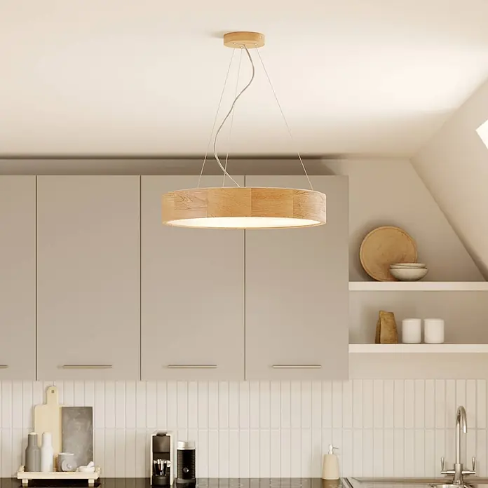 Envostar Pendelleuchte Kerio - L x B x H: 47 x 47 x 136 cm, eiche, satiniert, E27 - Holzfarbene runde Pendelleuchte beleuchtet einen modernen Küchenbereich.