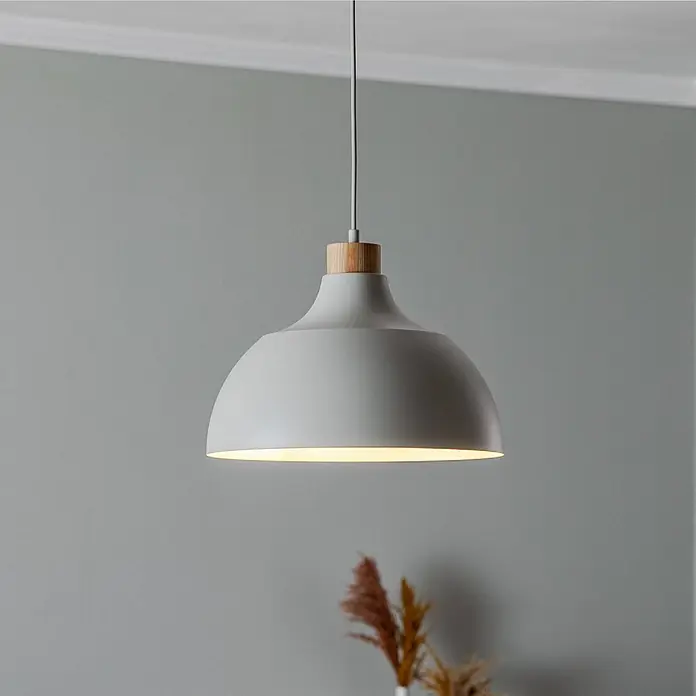 Envostar Pendelleuchte Kaitt - L x B x H: 34 x 34 x 170 cm, creme / amber, beige, holz hell, E27 - Hellgraue Pendelleuchte aus Metall mit Holzdetails, beleuchtet.