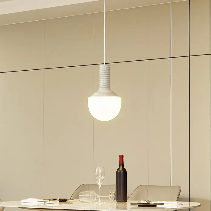 Lucande Pendelleuchte Florine - L x B x H: 22 x 22 x 36 cm, alu / grau / zink, grau, opal, E27 - Weiße gerippte Pendelleuchte mit kugelförmigem Diffusor über einem modernen Esstisch.