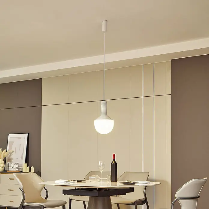 Lucande Pendelleuchte Florine - L x B x H: 22 x 22 x 36 cm, alu / grau / zink, grau, opal, E27 - Weiße gerippte Pendelleuchte mit sphärischem Diffusor über einem modernen Esstisch.
