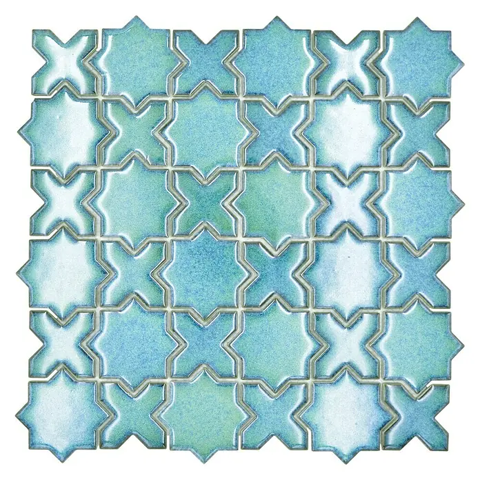 Mosaikfliese Starmix CG SXS 10 - 29,6 x 29,6 cm, Grün, Glänzend - Nahaufnahme eines Mosaiks aus türkisfarbenen Sternfliesen mit glänzender Oberfläche, das ein dekoratives Muster bildet.