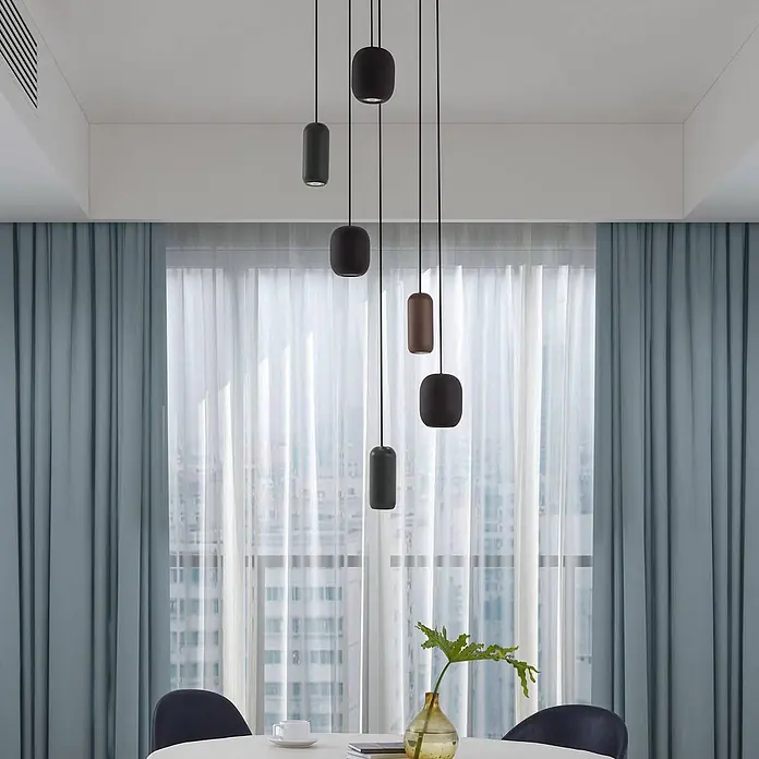 Lucande Pendelleuchte Narion - L x B x H: 40 x 40 x 150 cm, Multicolour, Schwarz matt, dunkelGrün matt, braun matt, GU10 - Sechs dunkle, zylindrische Pendelleuchten hängen in verschiedenen Höhen über einem Esstisch und spenden Umgebungslicht.