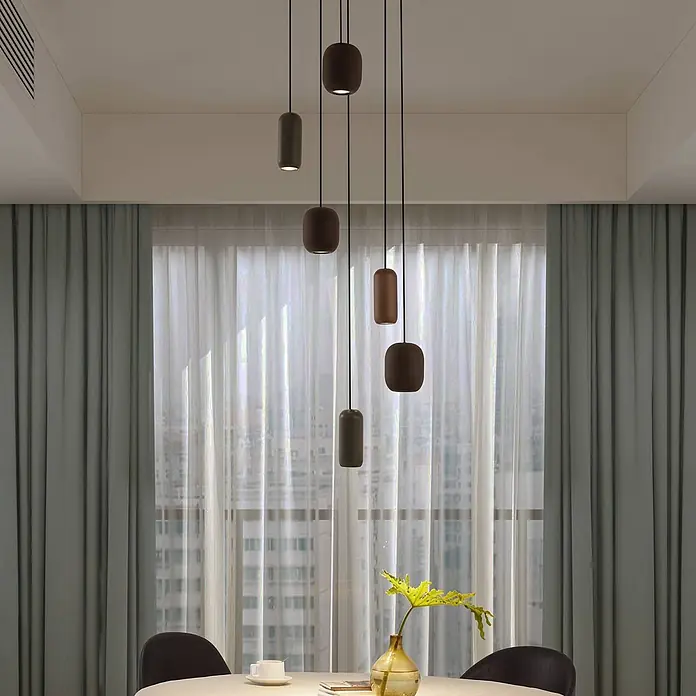 Lucande Pendelleuchte Narion - L x B x H: 40 x 40 x 150 cm, Multicolour, Schwarz matt, dunkelGrün matt, braun matt, GU10 - Fünf kapselförmige Pendelleuchten in Erdtönen (Braun, Graubraun, Terrakotta) hängen über einem Esstisch und beleuchten den Raum.