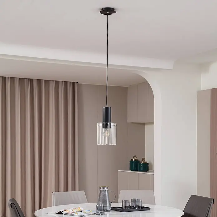 Lucande Pendelleuchte Eirian - klar / transparent, klar, Schwarz, E27 - Moderne Pendelleuchte aus schwarzem und geripptem Klarglas über einem weißen Esstisch.