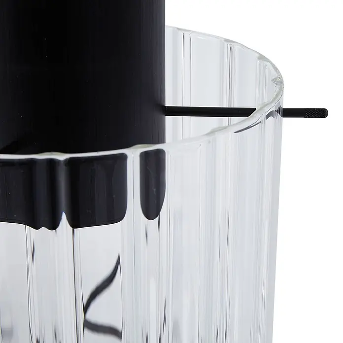 Lucande Pendelleuchte Eirian - klar / transparent, klar, Schwarz, E27 - Klares geripptes Glasgefäß mit schwarzem Zylindereinsatz und einem schwarzen Stab, der durch das Glas ragt.