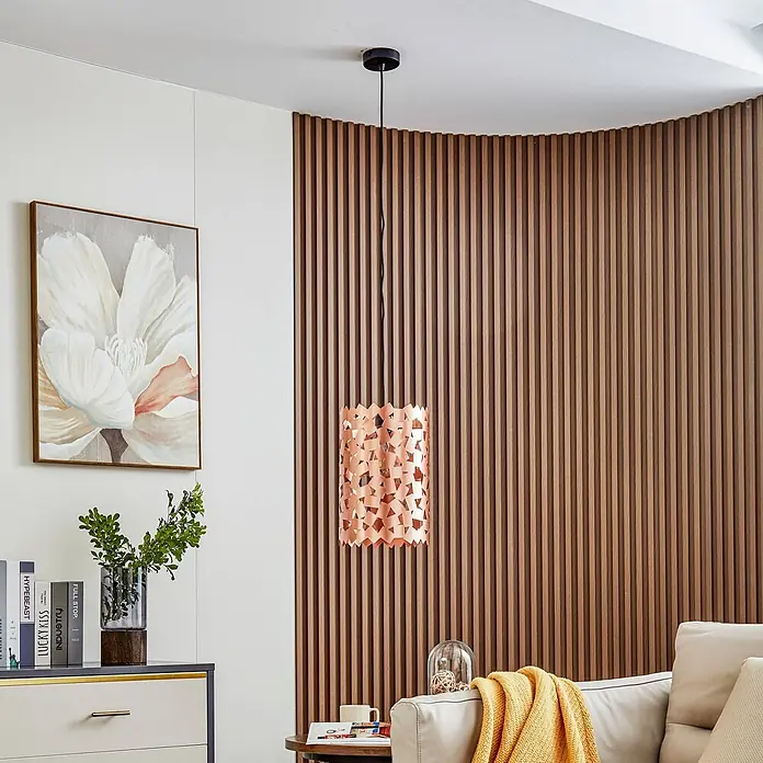 Lucande Pendelleuchte Aeloria - kupfer, Kupfer, E27 - Roségoldene Pendelleuchte mit einzigartigem Ausschnittdesign, hängt in einem modernen Wohnzimmer.