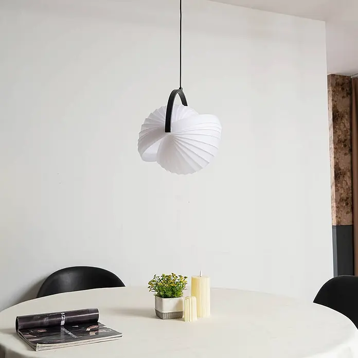 Lucande Pendelleuchte Helva - weiß / opal, weiß, Schwarz, E27 - Plissierte weiße Pendelleuchte mit schwarzem Bogen, hängt über einem Tisch.