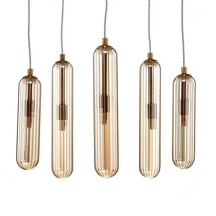 Lucande Pendelleuchte Freylin - L x B x H: 48 x 48 x 170 cm, creme / amber, amber, messing, G9 - Fünf Pendelleuchten mit gerippten bernsteinfarbenen Glasschirmen, Messingbeschlägen und silbernen Kabeln, die in unterschiedlichen Höhen hängen.