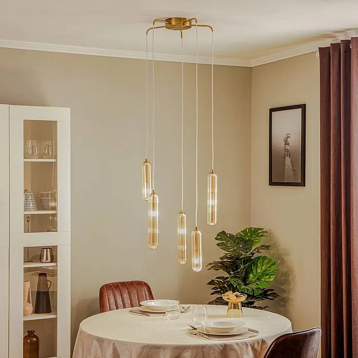 Lucande Pendelleuchte Freylin - L x B x H: 48 x 48 x 170 cm, creme / amber, amber, messing, G9 - Fünfflammige Pendelleuchte mit goldenem Baldachin und gerippten Glasschirmen, über einem runden Esstisch hängend.