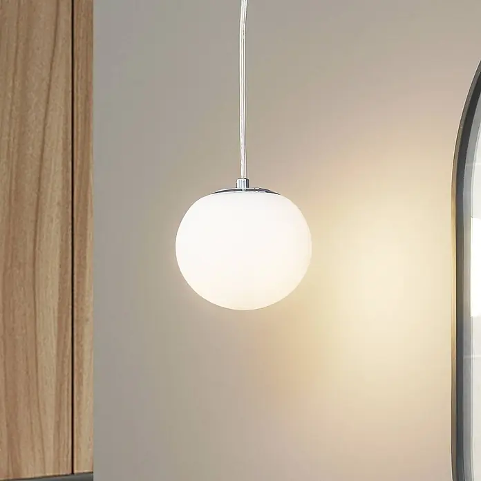 Lucande Pendelleuchte Bidolo - L x B x H: 15 x 15 x 13,5 cm, chromfarben, E14 - Runde weiße Opalglas-Pendelleuchte mit Chromfassung, von der Decke hängend.