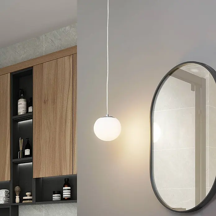 Lucande Pendelleuchte Bidolo - L x B x H: 15 x 15 x 13,5 cm, chromfarben, E14 - Kugelpendelleuchte aus weißem Glas mit Chromsockel, an weißem Kabel hängend, in modernem Badezimmer.
