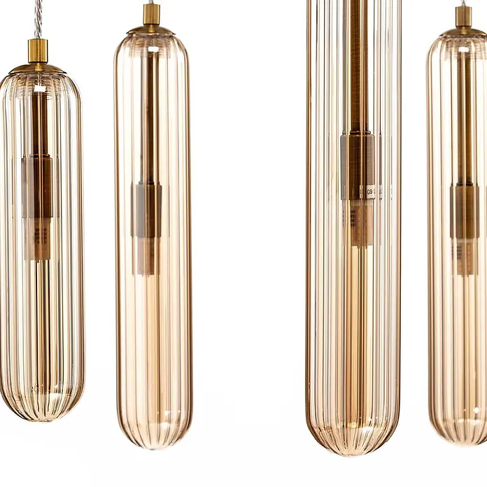 Lucande Pendelleuchte Freylin - L x B x H: 48 x 48 x 170 cm, creme / amber, amber, messing, G9 - Vier gerippte bernsteinfarbene Glas-Pendelleuchten mit Messingfassungen und sichtbaren Leuchtmitteln.