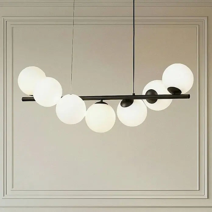 Lucande Pendelleuchte Isandro - L x B x H: 95 x 33 x 33 cm, Schwarz matt, opal, G9 - Moderne Linear-Pendelleuchte mit schwarzer Metallstange und acht leuchtenden weißen Glaskugeln.