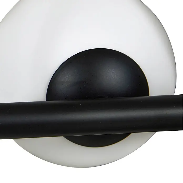 Lucande Pendelleuchte Isandro - L x B x H: 95 x 33 x 33 cm, Schwarz matt, opal, G9 - Nahaufnahme einer mattschwarzen zylindrischen Stange vor einem schwarzen und einem größeren weißen Kreiselement.