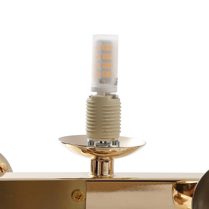 Lucande Pendelleuchte Naelen - L x B x H: 125 x 24,5 x 20 cm, creme / amber, gold, cognac, G9 - Nahaufnahme einer G9 LED-Birne mit mattiertem Zylindergehäuse und warmgelben Chips, eingesetzt in eine gerippte beigefarbene Fassung auf einer glänzenden goldfarbenen Leuchte.