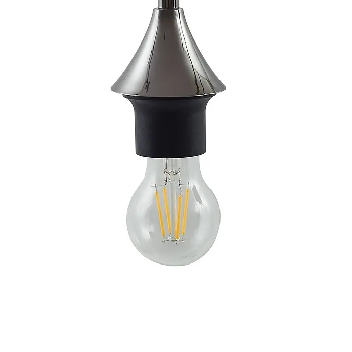 Lucande Pendelleuchte Jarven - alu / grau / zink, rauchgrau, Schwarz, E27 - Chromfarbene Pendelleuchte mit schwarzer Fassung, eine klare LED-Birne mit gelben Filamenten haltend.