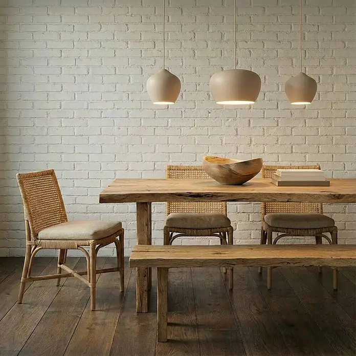 Lucande Pendelleuchte Malisa - L x B x H: 101,5 x 30 x 20 cm, creme / amber, beige, weiß, E27 - Rustikaler Esstisch und Bank aus Holz mit Rattan-Stühlen in einem Esszimmer.