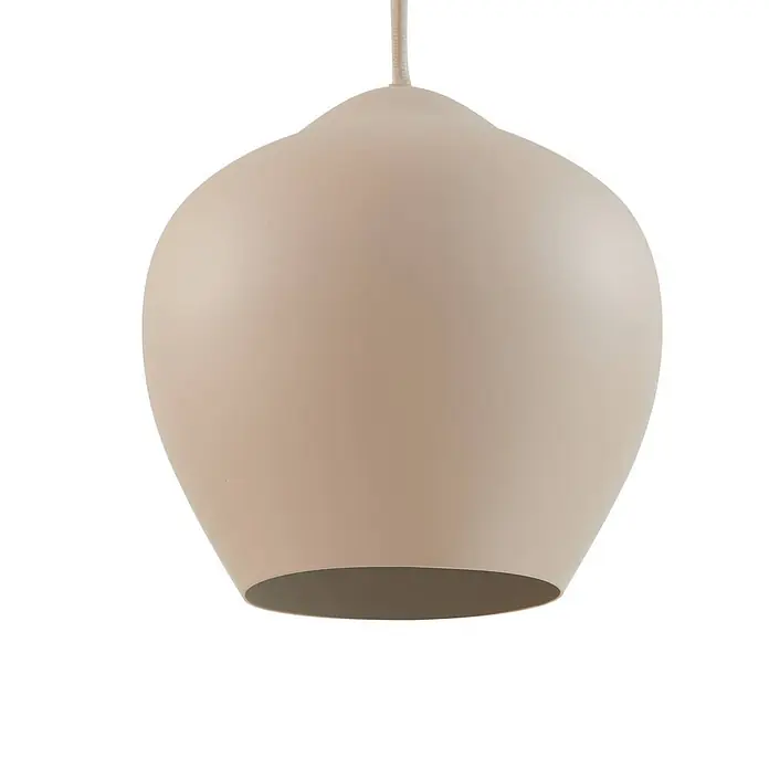 Lucande Pendelleuchte Malisa - L x B x H: 101,5 x 30 x 20 cm, creme / amber, beige, weiß, E27 - Matter hellbeiger runder Pendelleuchtenschirm mit glatter Oberfläche, an geflochtener Schnur aufgehängt, und kontrastierender dunkler Innenseite.