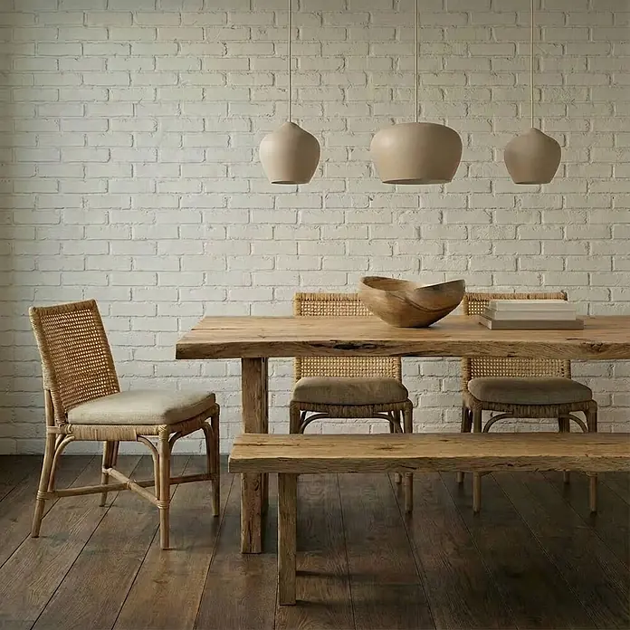 Lucande Pendelleuchte Malisa - L x B x H: 101,5 x 30 x 20 cm, creme / amber, beige, weiß, E27 - Rustikaler Esstisch aus Holz mit passender Bank und Rattanstühlen in einem Esszimmer. Drei Pendelleuchten hängen darüber.