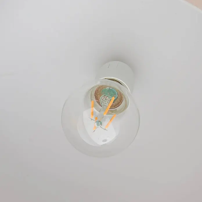 Lucande Pendelleuchte Malisa - L x B x H: 101,5 x 30 x 20 cm, creme / amber, beige, weiß, E27 - Klare LED-Glühbirne aus Glas mit orangefarbenen Filamenten, in eine weiße Fassung geschraubt.