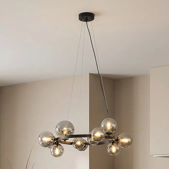 Lucande Pendelleuchte Naelen - L x B x H: 64,3 x 52,8 x 120 cm, alu / grau / zink, Schwarz, rauchgrau, G9 - Moderne Hängelampe mit schwarzem Ringgestell und zehn Rauchglas-Kugeln, an der Decke hängend.