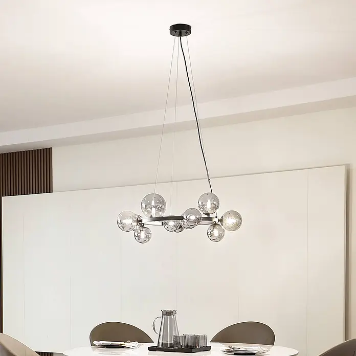 Lucande Pendelleuchte Naelen - L x B x H: 64,3 x 52,8 x 120 cm, alu / grau / zink, Schwarz, rauchgrau, G9 - Moderne Hängelampe mit kugelförmigen Glasschirmen an schwarzem Gestell, über einem Esstisch hängend.