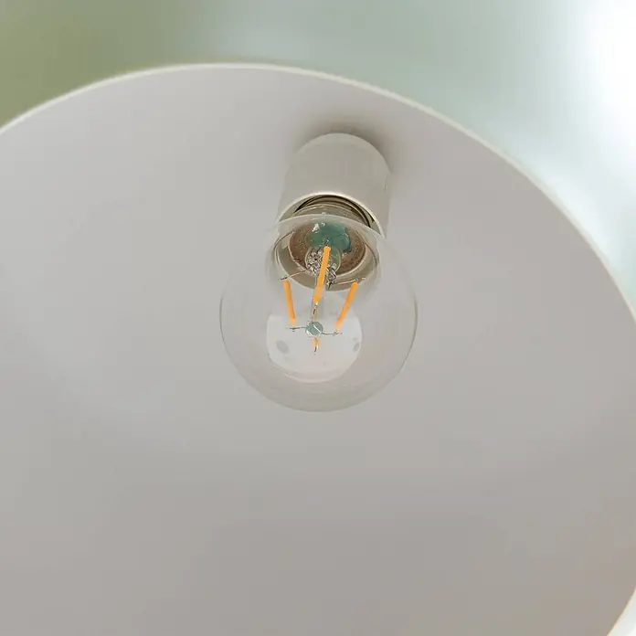Lucande Pendelleuchte Malisa - L x B x H: 101,5 x 30 x 20 cm, grün, hellGrün, weiß, E27 - Klare LED-Filament-Glühbirne mit orangefarbenen Fäden, in eine weiße Lampenfassung geschraubt.