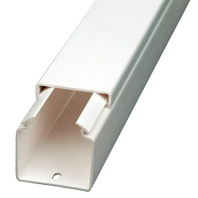Canaleta para cables - L x An x Al: 2 m x 40 mm x 40 mm, Blanco - Primer plano de un canal de cables blanco. Ideal para una gestión de cables discreta y segura en interiores.