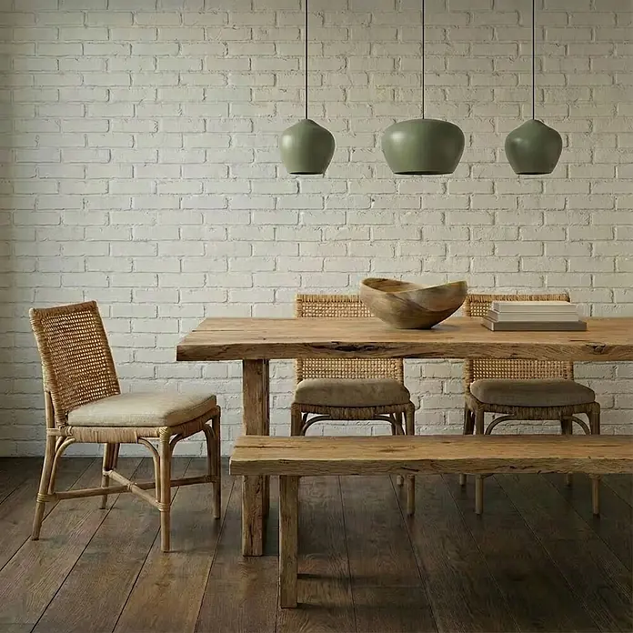 Lucande Pendelleuchte Malisa - L x B x H: 101,5 x 30 x 20 cm, grün, hellGrün, weiß, E27 - Esstisch und Bank aus Naturholz, Rattanstühle mit Kissen und drei grüne Pendelleuchten in einem gemütlichen Esszimmer.