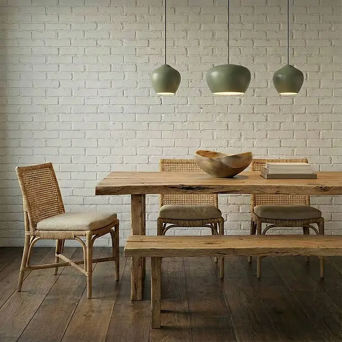 Lucande Pendelleuchte Malisa - L x B x H: 101,5 x 30 x 20 cm, grün, hellGrün, weiß, E27 - Rustikaler Holzesstisch, Bank und Rattan-Stühle mit salbeigrünen Pendelleuchten in einem Esszimmer.
