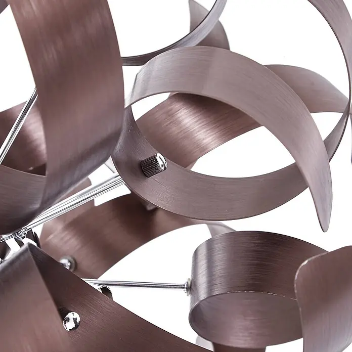 Lucande Pendelleuchte Kaelor - L x B x H: 46 x 46 x 46 cm, kupfer, satin Kupfer, G9 - Nahaufnahme einer modernen Dekoleuchte mit gebürsteten Bronzebändern, die sich um silberne Stäbe winden.