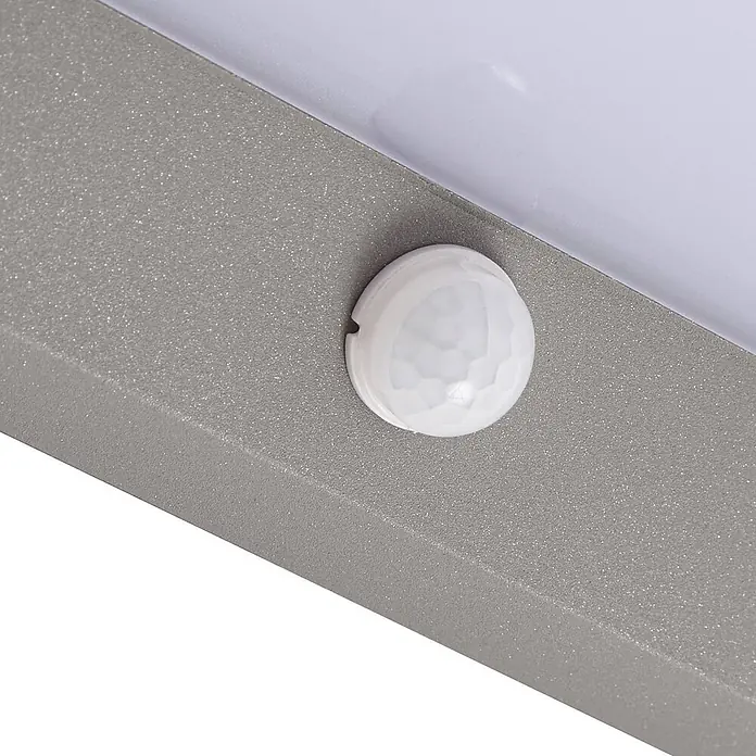 Lindby Außenwandleuchte Fando - 14,7 x 22,5 x 8,8 cm, alu / grau / zink, IP44 - Graue texturierte Leuchtplatte mit integriertem weißem Kuppel-Bewegungssensor.