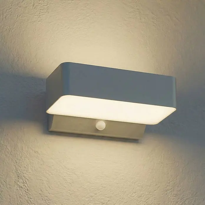 Lindby Außenwandleuchte Fando - 14,7 x 22,5 x 8,8 cm, alu / grau / zink, IP44 - Rechteckige graue LED-Wandleuchte mit nach unten gerichtetem Diffusor und Bewegungssensor.