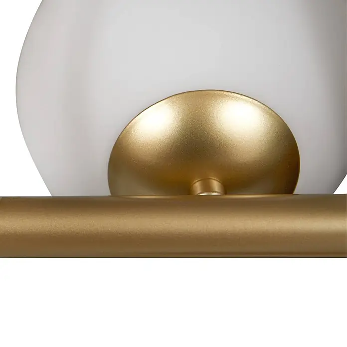 Lucande Pendelleuchte Isandro - L x B x H: 95 x 33 x 33 cm, gold matt, opal, G9 - Nahaufnahme einer Leuchte mit weißer Glaskugel und mattgoldenen Metallteilen, darunter ein runder Sockel und eine horizontale Stange.
