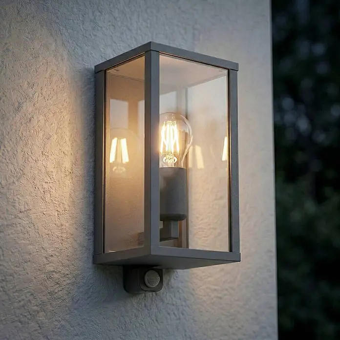 Lindby Außenwandleuchte Peldar - 13,5 x 14 x 29 cm, schwarz, IP44 - Rechteckige anthrazitfarbene Außenwandleuchte mit Klarglas, sichtbarer LED-Filamentbirne und integriertem Bewegungssensor.