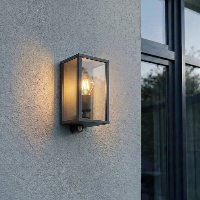 Lindby Außenwandleuchte Peldar - 13,5 x 14 x 29 cm, schwarz, IP44 - Anthrazitfarbene Außenwandleuchte aus Klarglas mit sichtbarer LED-Glühfadenbirne und integriertem Bewegungssensor.