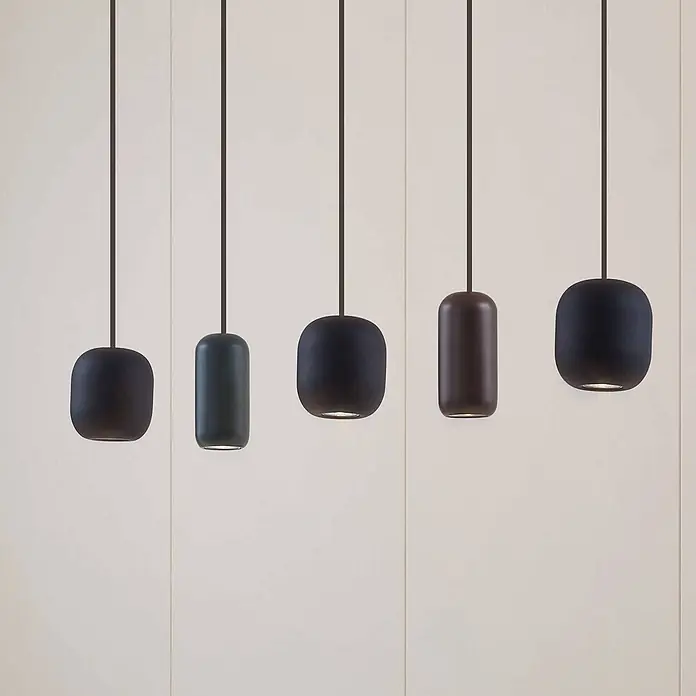 Lucande Pendelleuchte Narion - L x B x H: 102 x 12 x 16 cm, Multicolour, Schwarz matt, dunkelGrün matt, braun matt, GU10 - Fünf minimalistische Pendelleuchten in verschiedenen dunklen Mattfarben (grau, grün, blau, braun, schwarz), mit Abwärtsbeleuchtung.