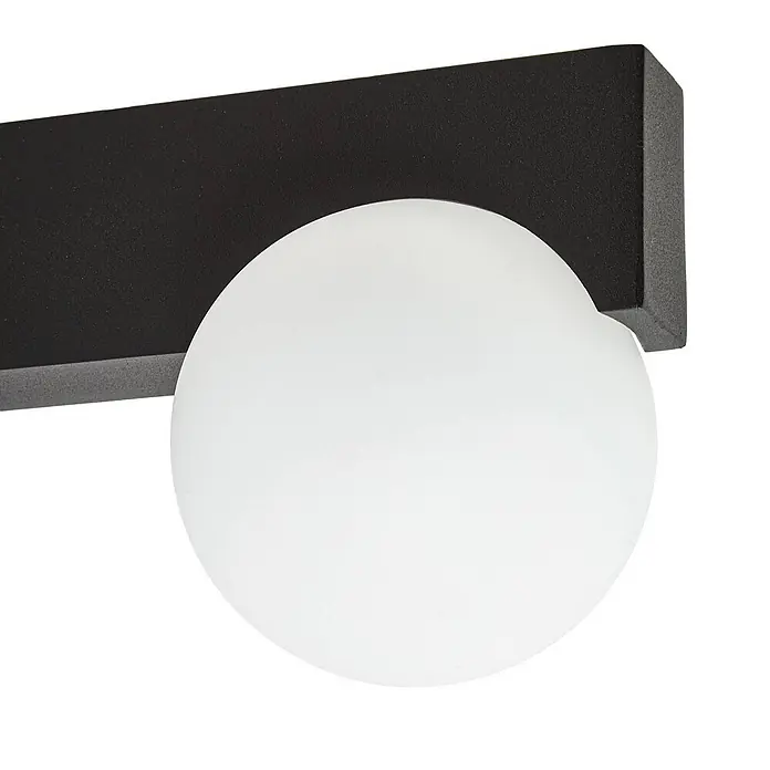 Lucande Außenwandleuchte Vijon - schwarz, IP44 - Schwarze rechteckige Wandleuchte mit kugelförmigem weißen Opalglasdiffusor.