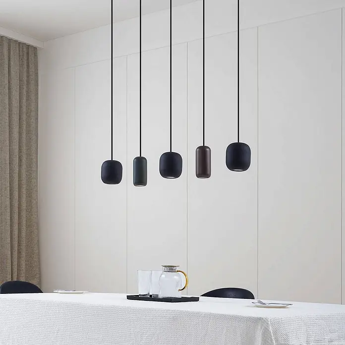 Lucande Pendelleuchte Narion - L x B x H: 102 x 12 x 16 cm, Multicolour, Schwarz matt, dunkelGrün matt, braun matt, GU10 - Fünf minimalistische Pendelleuchten in dunklen, verschiedenen Farben über einem Esstisch hängend.