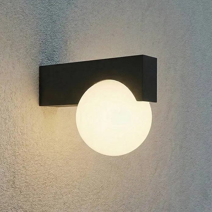 Lucande Außenwandleuchte Vijon - schwarz, IP44 - Schwarze, rechteckige Wandleuchte mit leuchtendem, weißem Kugel-Diffusor.