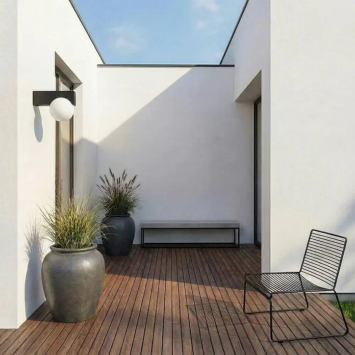 Lucande Außenwandleuchte Vijon - schwarz, IP44 - Moderne schwarze Lattenstuhl aus Metall auf einer Holzterrasse.