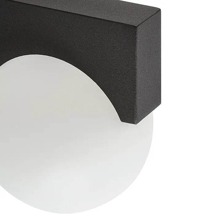 Lucande Außenwandleuchte Vijon - schwarz, IP44 - Schwarze, rechteckige Leuchte mit strukturierter Oberfläche und teilweise sichtbarem weißem kugelförmigen Diffusor.