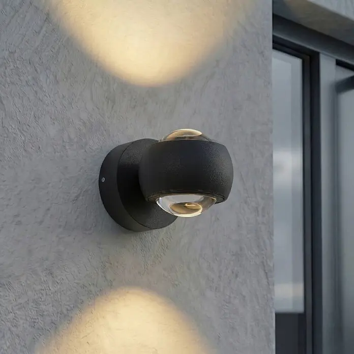 Lindby Außenwandleuchte Focra - schwarz, IP54 - Schwarze Outdoor-Wandleuchte mit strukturierter Oberfläche und klaren Diffusoren, die warmes Licht nach oben und unten wirft.