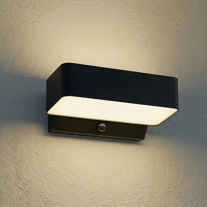 Lindby Außenwandleuchte Fando - 14,7 x 22,5 x 8,8 cm, alu / grau / zink, IP44 - Schwarze, rechteckige Außenwandleuchte mit beleuchtetem Diffusor und integriertem Bewegungsmelder.