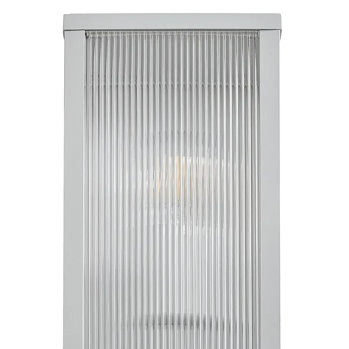 Lindby Außenwandleuchte Peldar - 13,5 x 14 x 29 cm, alu / grau / zink, IP44 - Rechteckige Wandleuchte mit silbernem Rahmen und gerilltem Klarglasdiffusor, zeigt warmes Leuchtmittel innen.