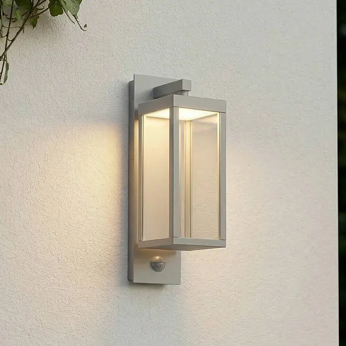 Lucande Außenwandleuchte Ferdinand - 16,5 x 12 x 38 cm, alu / grau / zink, alu / grau / zink, IP54 - Rechteckige graue Metall-Außenwandleuchte mit Klarglas und integriertem Bewegungsmelder.