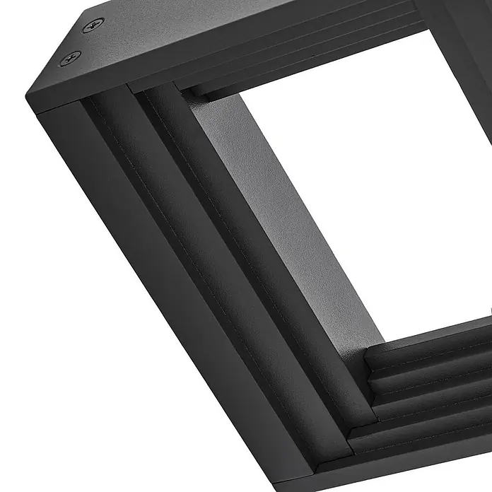 Lucande Außenwandleuchte Ashkan - alu / grau / zink, IP65 - Schwarzer texturierter Metallrahmen mit Schrauben in einer Ecke.